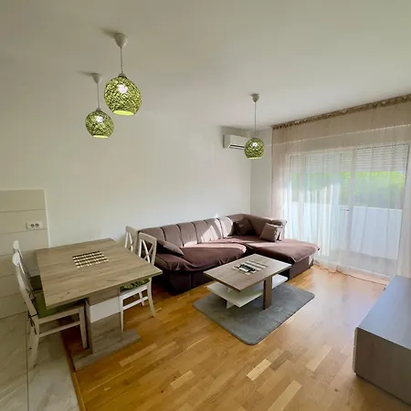 Cozy 1 Bedroom With Free Parking Апартаменты *